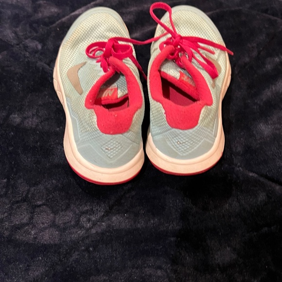 Girls Nike running shoes - Picture 5 of 6